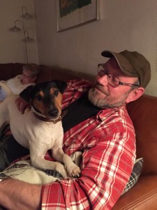 Stinnes far Troels som elsker at gå på jagt, fiske, lave snaps og æblemost, genlade patroner og hygge med sin familie (når man ellers kan få ham ind fra sit værksted). Han selsker ordspil og jo plattere de bliver jo bedre, så fyr løs :-) Troels har hænderne skruet ordentligt på og elsker at være ude i det fri (er uddannet landmand). Han bruger al sin tid på at vedligeholde "gården" i Moseby og har altid gang i en masse nye projekter. De seneste er opgradering af hans elskede værksted og købe en hest for Britta til børnebørnene (hun er selv rædselsslagen for heste). Hvis Troels fik lov ville han have taget til bryllup i sin fineste ternede jagtskjorte og Härkila bukser :-)