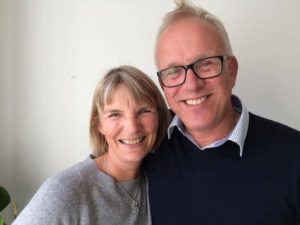 Gætte (Anne Grethe) og Claus er Caspers moster og onkel. De bor på Frederiksberg og er forældre til Nana & Troels. Gætte og Claus er meget aktive mennesker der nyder hinandens selskab både på rejser og cykelture. De har et sommerhus på Fanø som ofte samler dele af familien (vi har stadig til gode at besøge dem som familie). Gætte er sundhedsplejerske og har derfor været genstand for mange spørgsmål vedrørende Frida og Alfred (man er vel førstegangsforældre). Hun har med stor tålmodighed guidet os gennem de første store usikkerheder(får de nu mad nok, hvorfor sover de ikke om natten etc..:-) ) Gætte og Claus er nogle meget rare og dejlige mennesker, som man er heldig hvis man får til bords.