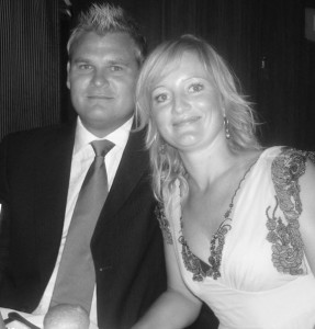Kenny (Madsen eller Kurt i daglig tale) er én af Caspers gode venner og Heidi er hans kæreste. De bor i Karlslunde Landsby sammen med deres to dejlige drenge. Kenny og Casper har været venner i snart en menneskealder og de er en gruppe på 7 "gutter" der mødes med jævne mellemrum til god mad, øl, fest eller forlængede weekends i udlandet. Et par gange om året inviteres påhæng med (nogle mødes oftere), og det er altid super hyggeligt at mødes alle sammen. De er et par skønne mennesker og vi glæder os til at fejre dagen sammen med dem!