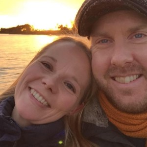Karoline er min (Stinnes) kusine og Mads er hendes mand. De bor på en gård i Skjern med deres to piger og en masse dyr. Karoline og Mads er min families pendant til bonderøven på den rigtig gode måde. De er begge uddannet lærere, men en del af deres hjerte ligger i deres hobby landbrug. De har tidligere haft en gårdbutik, men udbyder nu i stedet bondegårdsferier og byder ofte velkommen indenfor til både børn og voksne. Hvis man får chancen, så vil jeg klart anbefale at man tager på ferie hos Karoline og Mads (vi har endnu til gode selv at afprøve det).
