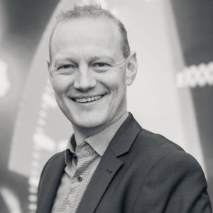 Stinnes ældste bror Karsten som har 5 børn og bor i Kaas sammen med hans kone Steppi. Karsten er selvstændig (Stinnes mor, far og Steppi arbejder i hans firma) og han er derfor ikke meget hjemme (200+ rejsedage om året). Karsten er et værre sludrechartol og er altid klar på en garagebajer. Han er ekstremt hjælpsom og et af de mennesker der skal hjælpes til at sige nej eller til at tage en slapper. Hvis I falder i snak med Karsten og måske synes at han minder lidt om Preben Kristensen, så er I ikke de eneste :-) Karsten er familiens opfinder og der er ikke den ting han ikke lige kan bikse sammen med et par ledninger og en ølkapsel!