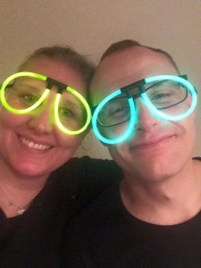 Maria & Hans.. Maria er Stinnes barndomsveninde og Hans er hendes mand. De bor i Skødstrup i nærheden af Århus med deres to skønne drenge Anders og Magnus. Maria og Stinne har være veninder siden (det kan Maria helt sikkert huske for hun husker bedre end undertegnede) og selvom det bliver til alt for få besøg, så er det som om at intet er ændret når der endelig er tid til hygge. Maria er en ærlig, sjov og intelligent pige som har fuldstændig styr på sine prioriteter. Hun deler gerne sine holdninger og meninger hvilket i dagens "pleaser" Danmark er vildt forfriskende. Hans kender vi naturligvis ikke så godt som Maria (Casper har i skrivende stund aldrig mødt ham), men han passer godt på Maria og deres drenge hvilket siger det hele! 