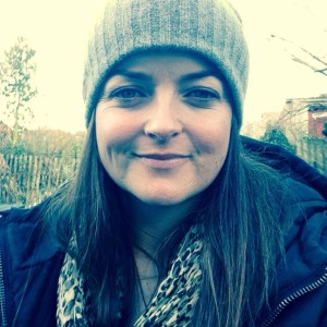 Mette er Stinnes gode veninde og kollega. Hun er et af den slags mennesker der er alt for få af i denne verden, for hun er nemlig én af de få som ikke er bange for at sige sin ærlige mening og tage en diskussion helt fra hjertet. Man ved altid hvor man har Mette og hun er meget tro mod sig selv. Når det så er sagt så er Mette en værre festabe som virkelig kan give den gas og man har altid en fest når man er i byen med Mette. Hun er ofte den sidste der går hjem, for man skal jo ikke gå glip af noget. Mette er derudover familiemenneske med stort F og hun elsker at være sammen med sin nevø og niece. Mette prøver alt det hun kommer i tanke om at hun gerne vil lige fra at rejse ud i den store verden alene til at tage havkajakkursus og strikke. Hun bor alene sammen med sin lille dejlige hun Nanna (som lige er fyldt 10 år) og hun er altid klar med en hjælpende hånd hvis man har brug for det. Mette er med garanti én af dem der lukker og slukker brylluppet, så hvis I er ved at gå ned i gear skal I bevæge jer hen i nærheden af Mette hvor der med garanti er gang i festen :-)