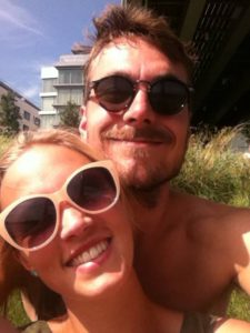 Nana er Caspers kusine (Gætte og Klaus´s datter) og Oliver er hendes kæreste. De bor på Frederiksberg sammen med deres lille datter Solvej. Nana og Oliver er sådan nogle man kun kan beundre, for de har begge påtaget sig det utaknemmelige erhverv som skolelærere i den danske folkeskole. Derudover er de bare nogle rigtig dejlige smilende mennesker som er lette at tale med og som får én til at føle sig godt tilpas. Oliver er musiker og vi vil vente spændt hele aftenen på at se om han giver et nummer sammen med bandet :-) Glæd jer til en aften i deres selskab!