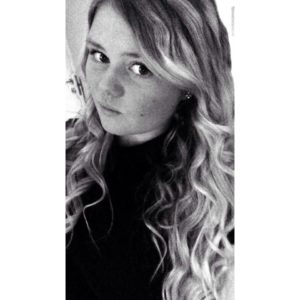 Sabine er min ældste niece. Hun har lige rundet de 18 år, går på gymnasiet, har lige fået kørekort og går allermest op i at feste og blive fuld. Hun er en dejlig tøs med ben i næsen og mund som en havnearbejder. Hun elsker børn og er fantastisk sammen med sine mange kusiner og fætre. Vi er sikre på at hun vil give den gas til brylluppet, da hun er nok den af alle vores gæster der er i bedst "festtræning". 