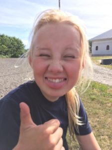 Sandie er festens yngste deltager. Hun er datter af min bror Karsten og dermed lillesøster til Sabine og Sidsel. Sandie bruger det meste af sin tid på at ride, hvilket hun er rigtig god til (hun har i hvert tilfælde fået mange rosetter). Sandie er en værre drillepind og snakker gerne et øre af (når hun lige er kommet sig over sin generthed). 