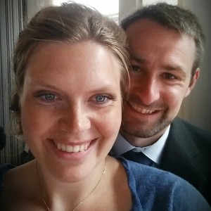 Thomas er Stinnes kollega & Kirstine er han kæreste. De bor i Hjørring med deres i alt 6 børn. Stinne har kendt Thomas i snart 10 år, men det er noget forholdsvist nyt, at vi ses som venner privat, selvom det bestemt er noget der skal dyrkes meget mere. Thomas og Stinne arbejder til daglig tæt sammen og styrer Aalborg Lufthavn når det kommer til Safety og Compliance. Kirstine er supermor med stort M og vi glæder os til, at vi får mere overskud, så vi kan få set lidt mere til hinanden privat. Det er et par med masser af drive og Thomas har altid gang i 100 projekter lige fra hundefoder firma (petfoodnord.dk) til ad hoc rådgivning for Trafikstyrelsen. Kirstine er klippen bag ham, der holder styr på hjemmet og familien (hun er pt. på barsel efter at hun i september 2015 blev mor til Theo og Lucas). Vi er rigtig glade for at de har lyst til at fejre dagen med os!