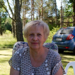 Stinnes mor Britta som gør alt hvad hun kan for at alle har det godt. Hun laver rask væk mad til 20 personer hver gang den nærmeste familie er samlet og hun har altid overskud til sine børn og børnebørn. På trods af at hun med 11 børnenørn har taget sin tørn, passer hun gerne Frida og Alfred så vi kan få sovet lidt engang imellem!! Hun er indbegrebet af sejhed (selvom hun har meget let til tårer). Mor Britta er én af den slags mødre som man ALTID kan ringe til og medmindre hun er ved at se fjernsyn eller spille wordfeud eller candy crush, så har du hendes fulde opmærksomhed. 