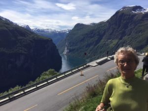 Mormor (Åse) er Caspers mormor som bor i Vejrup, 20 km øst for Esbjerg. Åse har trods alderen  en travl hverdag fyldt med crolf, svømning, cykling, børnepasning og kaffeslaberads osv. Casper har tilbragt mange ferier hos mormor og morfar i Vejrup hvor han hjalp sin morfar i slagteriet. Vi er enormt beærede over at have mormor med til vores store dag. 