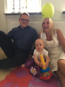 Bo er Stinnes ven gennem ferielejrregiet og Karina er hans kæreste. Til daglig bor de på Fyn nær Odense sammen med deres fælles datter og Karinas datter. Bo og Stinne mødtes første gang tilbage omkring år 2011 hvor de begge sad i ferielejrstyregruppen sammen. Derudover hjalp Bo, sammen med Rasmus, at agere støtte under opstart af ny lejr. Bo er også en del af hyggelogen og det er altid dejligt at være i hans selskab. Han er en mand med meget på hjertet og så har han en helt fantastisk humor og mimik. Det er første gang vi møder Karina, men vi glæder os meget til det og er super glade for at de begge har lyst til at være den del af vores store dag!!