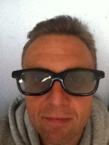 Daniel er Caspers gode kammerat og kollega. Daniel bor i København og har to halvstore drenge. Casper mødte Daniel første gang da de arbejdede sammen i EasyJet og derefter har de været kollegaer ad flere omgange og er det nu igen i Norwegian. Når Daniel ikke er på arbejde spiller han musik og holder sig i form med løb, cykel osv. Casper og Daniel har trænet sig op til Ironman sammen og har derudover deltaget i et hav af løb sammen. Daniel er en hyggelig og tænksom fyr som altid er god for en snak og masser af spas. Vi nyder begge hans selskab, men han får især drengerøven frem i Casper (på den gode måde).. 