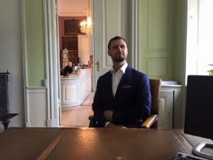 Dennis er Caspers kammerat fra tiden i flyvevåbnet (Stinne nåede også kort at stifte bekendtskab med ham). I det daglige går han under synonymet "dunse", men til festen er vi sikre på at han lystrer navnet Dennis. Dunse fortsatte i flyvevåbnet som helikopterpilot men sidder i dag og leger med HR i forsvaret. Han bor til daglig i Gundsømagle på Sjælland sammen med sin datter i hans nyistandsatte hus. Dunse er en rar og tænksom fyr som elsker at sejle og Casper har i mange år nydt hans selskab. Vi håber begge på at se mere til Dunse i fremtiden og er meget glade for at han kommer til vores bryllup! 