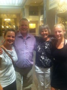 Erling er min mors bror og Jonna er hans kone ( de er her på billedet flankeret af deres to smukke døtre, Cecilie og Tine). Erling og Jonnas er ligesom resten af min familie nogle helt igennem dejlige mennesker. Jonna synger så englene stemmer i og jeg kender ikke et menneske der har så et til tårer og har så let ved at glæde sig over andres glæde som Jonna har. Erling er flymekaniker og selvom han nok ikke er klar over det, så var det ham i tidernes morgen der inspirerede mig til at udforske luftfartsbranchen. Erling og Jonna er nok det man kan kalde en rigtig kærlighedshistorie, for de blev skilt for år tilbage, men fandt sammen igen og er nu gift for anden gang. I kan godt glæde jer til en aften i deres selskab, det gør jeg i hvert tilfælde!
