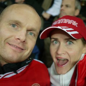 Thomas (aka Kirk) og Camilla er endnu et dejligt vennepar som Casper tog med ind i forholdet. De bor i København sammen med deres to dejlige drenge, men har netop købt grund i Brønshøj er er i fuld gang med byggeprocessen. Kirk kender Casper gennem fodbold og gymnasiet og han er også en del af logen. Kirk er en person med øje for detaljen og gør ikke noget halvt. Han elsker at røre sig og sætter og Casper og Kirk mødes gerne til en rask løbetur. Camilla har ligesom Kirk sans for detaljen og derudover elsker hun eventyr og det at presse sine egne grænser. De er begge konkurrencemennesker med stort K - ofte til stor underholdning for os andre. Vi glæder os vildt meget til at se dem på lørdag og ved at vi får en fest i deres selskab!