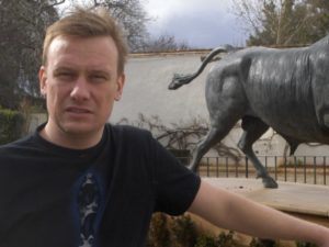Christian aka Krukke er én af Caspers barndomskammeraterfra folkeskolen. Krukke er præst i nat kirken i Vor Frue kirke i København og det er ham der skal vie os på lørdag og det er vi meget beærede over at han vil. Krukke er en moderne præst, og hvis du spørger os ville mange flere gå i kirke hvis der var flere præster som Krukke. Til daglig bor han i København sammen med Signe og deres søn Ludvig. Krukke er sådan én man aktid har det godt i selskab med og han har altid noget på hjertet, så det bliver aldrig kedeligt. Ud over hans naturlige medmenneskelighed, så indgyder Krukke også respekt hvilket hjælper ham, når han til tider skal agere udsmider i nat kirken. Vi glæder os rigtig meget til at Krukke skal vie os på lørdag og til efterfølgende at få lov at fejre resten af dagen sammen med ham. Det er vist de færreste der kan sige, at præsten var med til bords :-) 