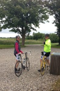 Lars og Dorte er Caspers "flyveforældre" fra Hadsund, som sørgede for at Casper overlevede sit rundflyvningseventyr i Hadsund sommeren 2004. Udover at passe sin egen virksomhed, er Lars flyvepladschef på Hadsund flyveplads som de bor lige ved siden af i deres flotte nye hus. De elsker begge at cykle og flyve (Lars styrer flyet mens Dorte hepper) og de er bare nogle helt igennem dejlige og festlige mennesker. De har to store piger som begge er fløjet fra reden, så de får mere og mere tid til at pleje deres interesser. 