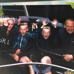 Maria og Rasmus er et vennepar som Stinne havde med ind i forholdet. Stinne kender Maria gennem Marianne (pomfritten) og hun er en del af den gruppe unge kvinder som Stinne mødes med med jævne mellemrum. Rasmus er Marias mand og de bor sammen i Nørholm lige uden for Aalborg sammen med deres to drenge. Maria og Rasmus er nogle glade og arbejdsomme mennesker. Ligesom de fleste børnefamilier, går det meste af tiden med børn, arbejde og logistik, men når det endelig lykkes at mødes, så er det bare altid helt enormt hyggeligt. Casper har desværre kun mødt Maria og Rasmus en enkelt gang, men det får vi rådet bod på hen ad vejen. Det glæder os helt enormt at de har lyst til at være en del af vores vores bryllup og vi glæder os til at se dem.