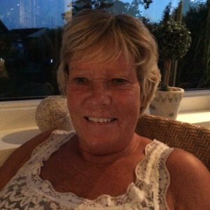 Annette (aka Nette) er Caspers "reservemor" og mor til Kasper (Kav som bor i USA). Desværre kommer Annette alene, da vi for kort tiden siden måtte sige farvel til Allan (Caspers "reservefar") efter længere tids sygdom. Nette bor i Greve og Casper har tilbragt mange timer i hjemmet på Stolpeager. Derudover har han været på mange ferie og har haft mange festlige stunder i deres selskab. Nette er en lattermild livsbombe som spreder lys og glæde overalt hvor hun kommer. Vi er meget glade for at hun vil fejre denne dag sammen med os og ved at det bliver en fest at have Nette til bords! 