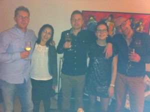 Sara og Morten er venner som Stinne har beriget forholdet med (de smukke unge mennesker yderst til venstre på billedet - beklager det ringe billede, men Morten er ikke just nogen FB linselus). Sara er en del af den gruppe unge kvinder som Stinne mødes med til alt fra fest til kaffe, kage og hygge med børnene (knap så meget fest lige pt.). Morten og Sara borg inde midt i Aalborg ovenpå Mortens blomsterbutik. Sammen har de to skønne piger. Sara og Morten er sådan nogle mennesker som har begge fødder plantet soldit på jorden. De kalder en spade for en spade og lader sig ikke imponere af store armbevægelser. Man har det altid ubeskriveligt dejligt i deres selskab og det er altid super sjovt når det lykkes at samle kvinder med mænd til en festlig aften. Casper har desværre endnu ikke haft chancen for at lære hverken Morten eller Sara så godt at kende, men vi håber at det kommer. 