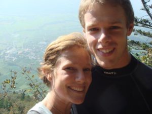 Bente er én af Stinnes nærmeste veninder og de mødte hinanden under uddannelsen til flyveleder. Jakob er Bentes mand og sammen har de 2 børn (Lina som er én dag yngre end Frida og Alfred, og Anders som kun vil være knap en måned gammel til brylluppet). Pt. bor de i Schweiz men flytter heldigvis snart hjem til DK igen!! Bente er en kvinde med ben i næsen og hun elsker livet og eventyr. Samtidig er hun mor med stort M og så er hun altid klar på fest og farver. Hun er den eneste vi kender som har været med til DM i soduko, har taget alene til Las Vegas for at spille poker (hvilket hun i øvrigt er ret så sej til). Både Bente og Jakob er fulde af latter, smil og varme og vi glæder os umådeligt meget over, at lille Anders valgte at komme til verden i så god tid, at de kan komme med til brylluppet. Glæd jer til at se dem, det gør vi! 